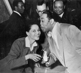 sc_17_Trailer_Dumas_kiss_2